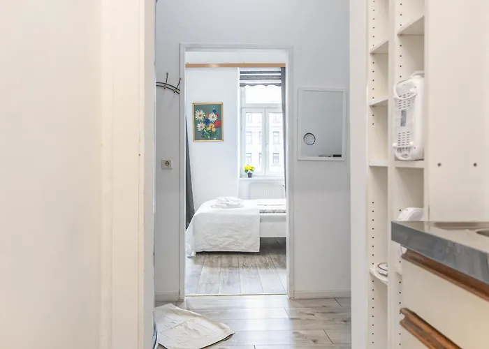 Cozy 1br By Danube & Millennium Tower Long