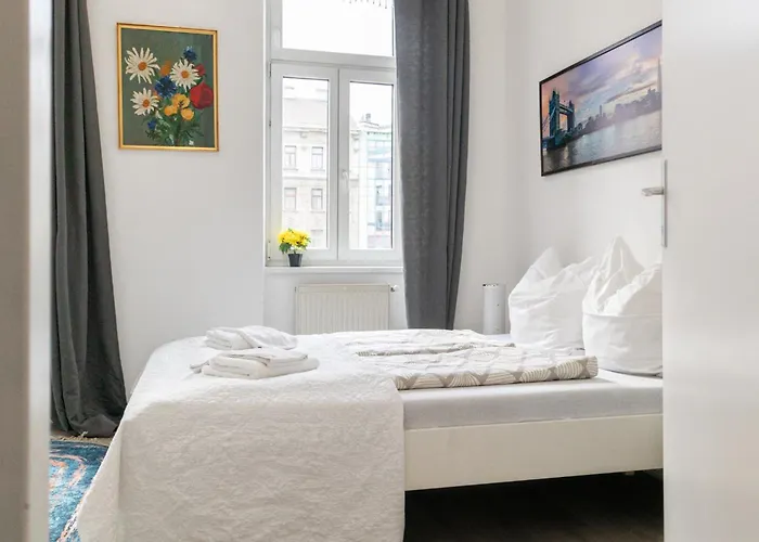 Cozy 1br By Danube & Millennium Tower Long *